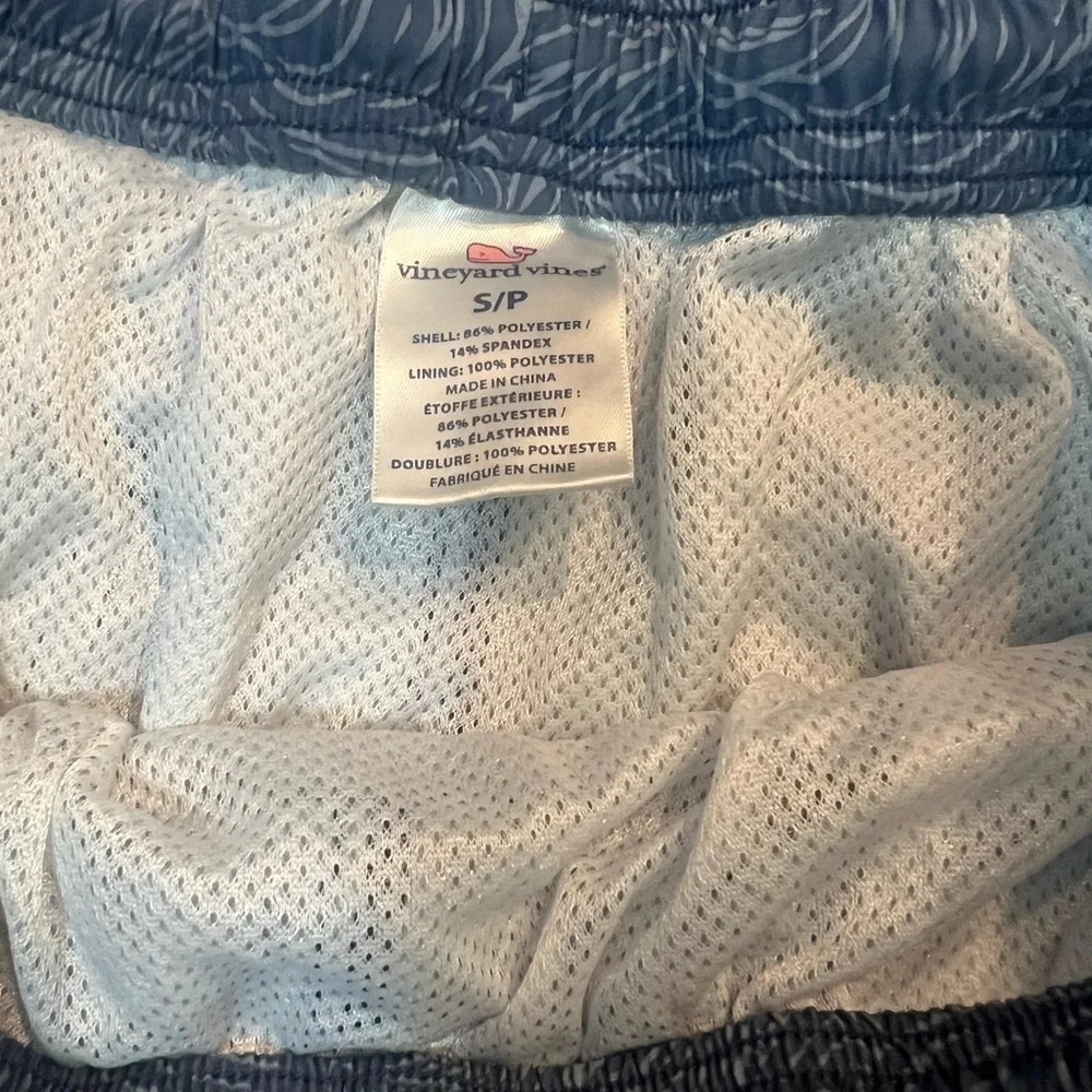 Vineyard Vines Men’s Blue Wave Patterned Swim Shorts Size Small